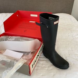 Hunter Boots (black) full size woman’s size 10 . New in box never worn